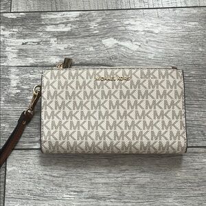 New Michael Kors Cream Wristlet Bag